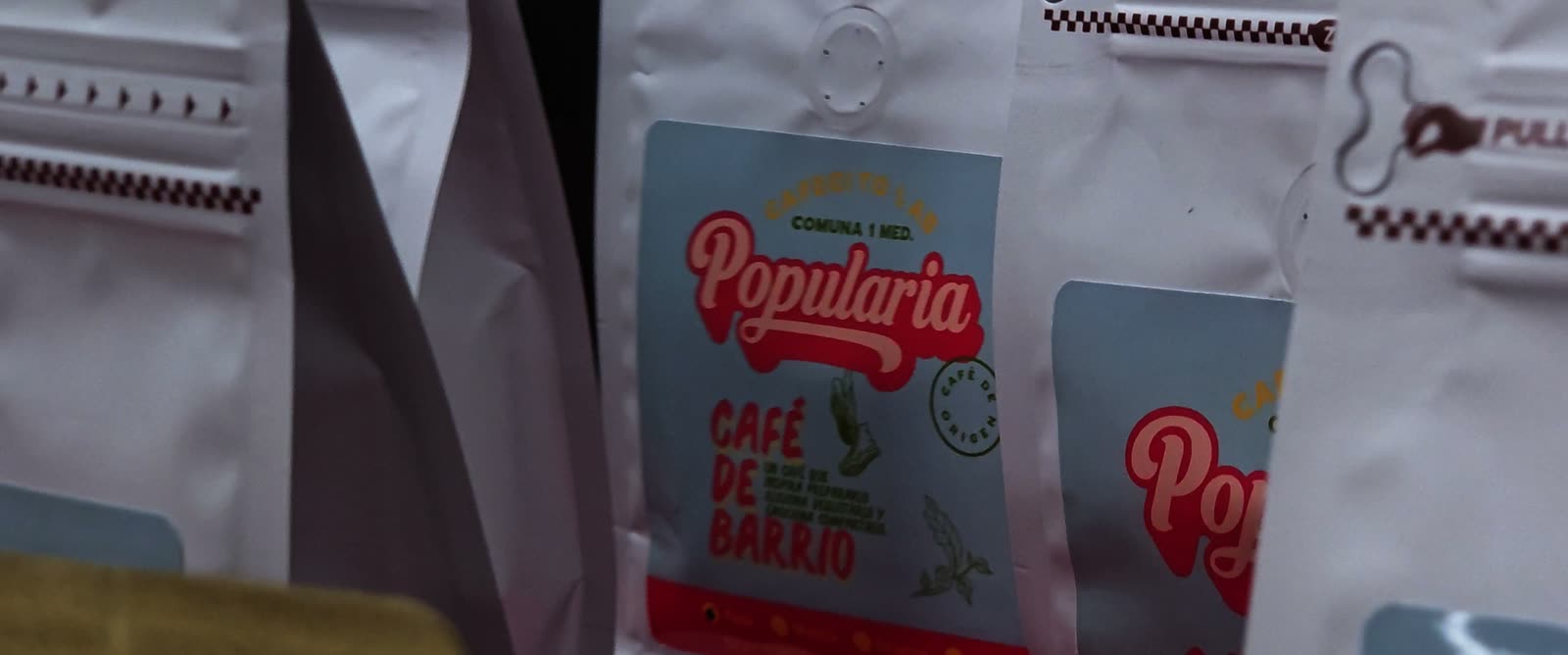 Bolsas de café Popularia, café de barrio producido en la Comuna 1 de Medellín